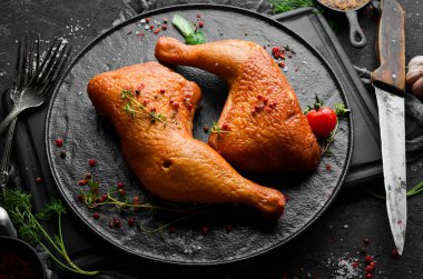Biberiye ve baharatla tütsülenmiş tavuk butları. Üst Manzara. Metin için boş alan.