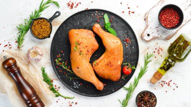 Biberiye ve baharatla tütsülenmiş tavuk butları. Üst Manzara. Metin için boş alan.