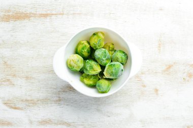 Donmuş taze yeşil Brüksel lahanası. Yiyecek malzemeleri. Üst Manzara. Metnin için boş yer.