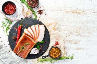 Sarımsak ve tuzlu füme domuz yağı. Üst Manzara. Metin için boş alan.