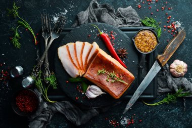 Sarımsak ve tuzlu füme domuz yağı. Üst Manzara. Metin için boş alan.