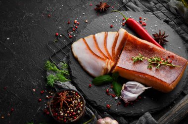 Sarımsak ve tuzlu füme domuz yağı. Üst Manzara. Metin için boş alan.