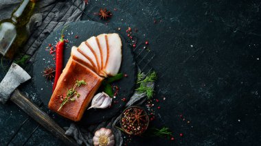 Sarımsak ve tuzlu füme domuz yağı. Üst Manzara. Metin için boş alan.