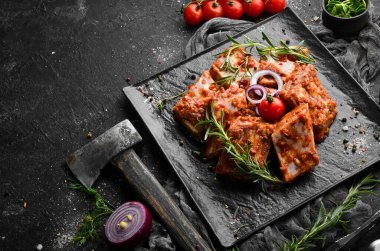 Acı biber ve baharatla marine edilmiş çiğ pirzola. Üst Manzara. Boş kopyalama alanı.