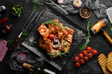 Acı biber ve baharatla marine edilmiş çiğ pirzola. Üst Manzara. Boş kopyalama alanı.