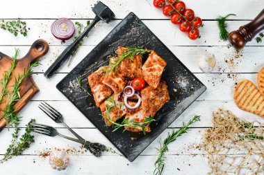 Acı biber ve baharatla marine edilmiş çiğ pirzola. Üst Manzara. Boş kopyalama alanı.