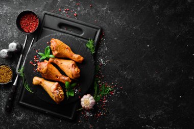 Baharat ve bitkilerle tütsülenmiş tavuk budu. Üst Manzara. Metin için boş alan.