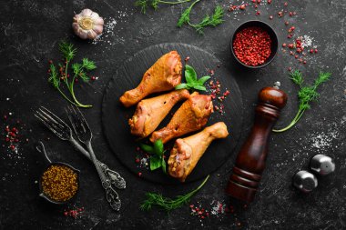 Baharat ve bitkilerle tütsülenmiş tavuk budu. Üst Manzara. Metin için boş alan.