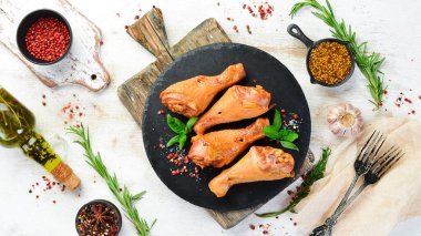 Baharat ve bitkilerle tütsülenmiş tavuk budu. Üst Manzara. Metin için boş alan.