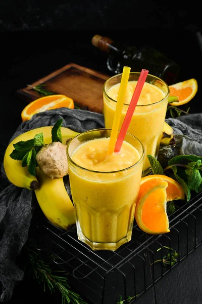 Smoothies Banánové Pomerančové Zázvorové Koktejly Zdravé Pití Horní Pohled Černém — Stock fotografie