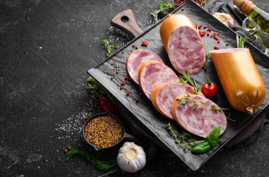 Sandviç için haşlanmış sosis. Kahvaltıda. Üst Manzara. Metin için boş alan.