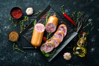 Sandviç için haşlanmış sosis. Kahvaltıda. Üst Manzara. Metin için boş alan.