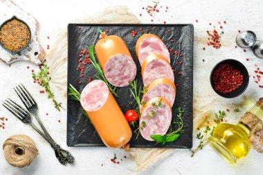 Sandviç için haşlanmış sosis. Kahvaltıda. Üst Manzara. Metin için boş alan.