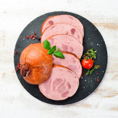 Dana eti, baharat ve bitkilerle haşlanmış sosis. Üst Manzara. Metin için boş alan.