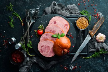 Dana eti, baharat ve bitkilerle haşlanmış sosis. Üst Manzara. Metin için boş alan.