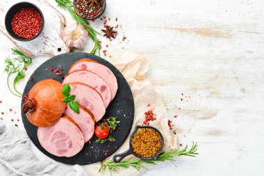 Dana eti, baharat ve bitkilerle haşlanmış sosis. Üst Manzara. Metin için boş alan.