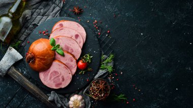 Dana eti, baharat ve bitkilerle haşlanmış sosis. Üst Manzara. Metin için boş alan.