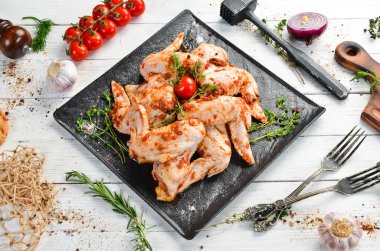 Acılı soslu çiğ tavuk kanadı. Barbekü. Üst Manzara. Boş kopyalama alanı.