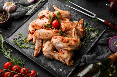 Acılı soslu çiğ tavuk kanadı. Barbekü. Üst Manzara. Boş kopyalama alanı.