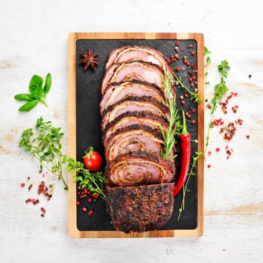 Baharatlı ve biberiyeli fırında dana ve peynirli rulo. Üst Manzara. Kırsal biçim.