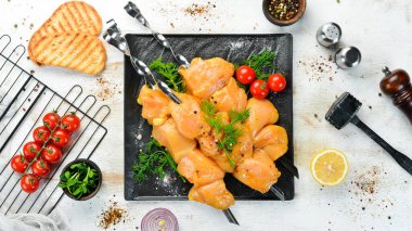 Kebap. Siyah tabakta baharatlı çiğ tavuk şişleri. Üst Manzara. Boş kopyalama alanı.