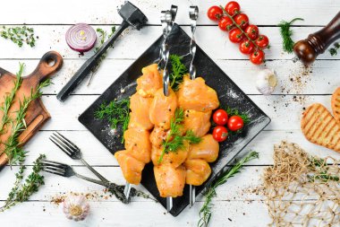 Kebap. Siyah tabakta baharatlı çiğ tavuk şişleri. Üst Manzara. Boş kopyalama alanı.