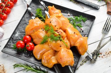 Kebap. Siyah tabakta baharatlı çiğ tavuk şişleri. Üst Manzara. Boş kopyalama alanı.