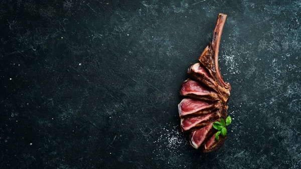 Tomahawk Steaket Szeletelt Csontba Fűszerekkel Gyógynövényekkel Első Látásra Szabad Másolási — Stock Fotó