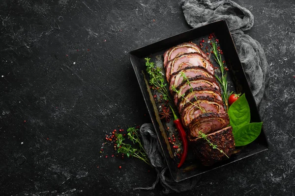 송아지 고기와 향신료와 로즈마리를 곁들인다 위에서 열광적 스타일 — 스톡 사진