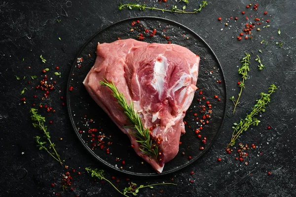 Ferskt Rått Svinekjøtt Med Ingredienser Krydder Kjøkkenbakgrunn Kjøtt Topputsikt Rustikk – stockfoto