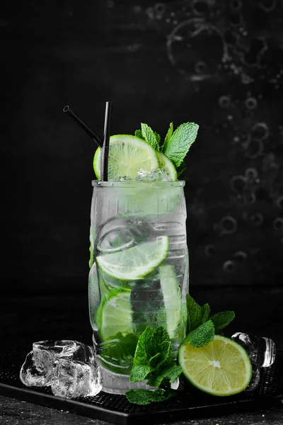 Koktajl Mojito Miętą Limonką Letni Koktajl Tonik Czarnym Kamiennym Tle — Zdjęcie stockowe