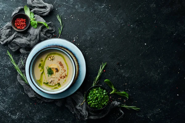 健康食品 蘑菇奶油汤在一个黑色石头背景的盘子里 顶部视图 乡村风格 — 图库照片