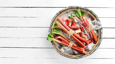 Tahta bir kutuda taze ravent. Organik yiyecekler. Üst Manzara. Boş kopyalama alanı.