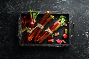 Tahta bir kutuda taze ravent. Organik yiyecekler. Üst Manzara. Boş kopyalama alanı.