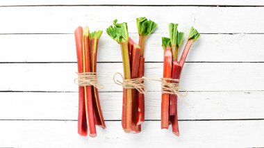 Beyaz ahşap arka planda taze ravent. Üst Manzara. Boş kopyalama alanı.