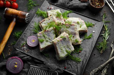 Krem soslu ve dereotlu domuz pirzolası. Barbekü. Üst Manzara. Boş kopyalama alanı.