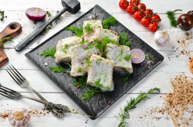 Krem soslu ve dereotlu domuz pirzolası. Barbekü. Üst Manzara. Boş kopyalama alanı.