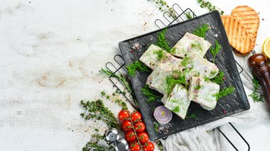 Krem soslu ve dereotlu domuz pirzolası. Barbekü. Üst Manzara. Boş kopyalama alanı.