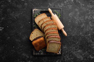 Taze çavdar ekmeği. Üst Manzara. Siyah taş zemin, köy tarzı.