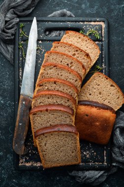 Taze çavdar ekmeği. Üst Manzara. Siyah taş zemin, köy tarzı.