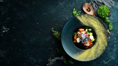 Siyah tabakta ton balıklı sebze salatası. Üst Manzara. Kırsal biçim.