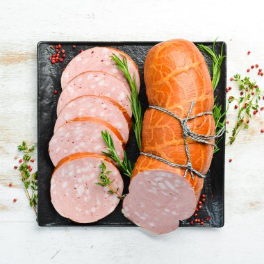 Baharat ve otlarla dolu doğal bir kaplamayla haşlanmış sosis. Üst Manzara. Metin için boş alan.