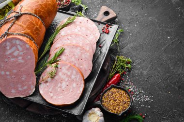 Baharat ve otlarla dolu doğal bir kaplamayla haşlanmış sosis. Üst Manzara. Metin için boş alan.