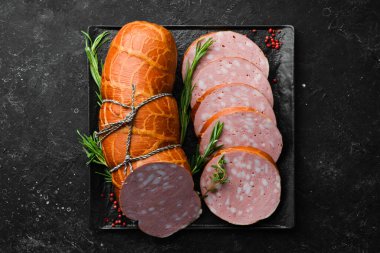 Baharat ve otlarla dolu doğal bir kaplamayla haşlanmış sosis. Üst Manzara. Metin için boş alan.