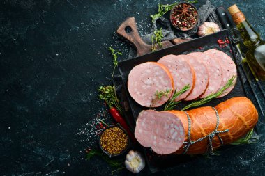 Baharat ve otlarla dolu doğal bir kaplamayla haşlanmış sosis. Üst Manzara. Metin için boş alan.