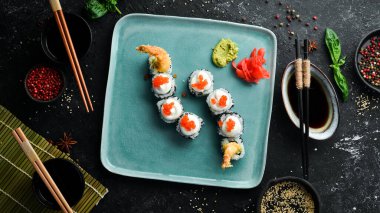 Havyarlı ve karidesli suşi. Japon yemeği. Üst Manzara. Kırsal biçim.