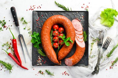 Baharat ve otlarla tütsülenmiş sosis halkası. Üst Manzara. Metin için boş alan.