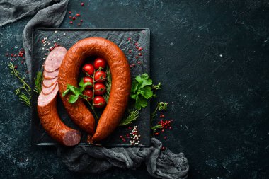 Baharat ve otlarla tütsülenmiş sosis halkası. Üst Manzara. Metin için boş alan.