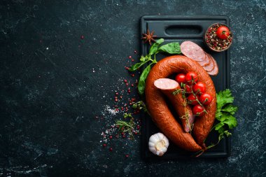 Baharat ve otlarla tütsülenmiş sosis halkası. Üst Manzara. Metin için boş alan.