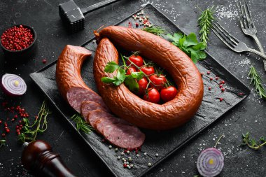 Baharat ve otlarla tütsülenmiş sosis halkası. Üst Manzara. Metin için boş alan.